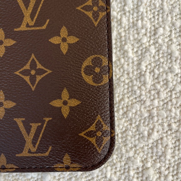 Genuine LOUIS VUITTON NEW monogram wristlet. - Picture 4 of 9